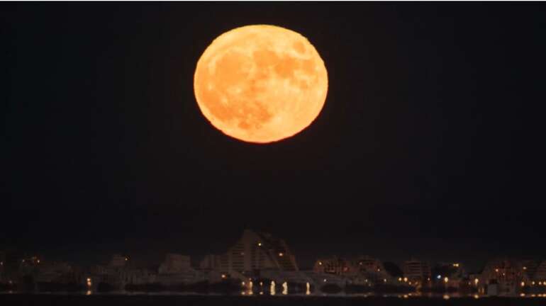 lever de pleine lune sur la Grande Motte- par Guillaume Cannat